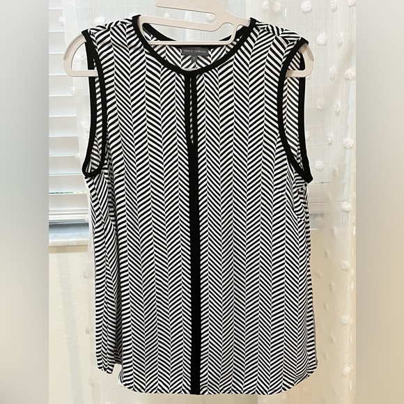 Vince Camuto black & white sleeveless tank top size small chevron patterned. - Picture 2 of 4
